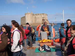 Sortie en baie de Morlaix lors du séminaire sur la sterne de Dougall organisé à Brest à l'automne 2009. Photo de Gaëlle Quemmerais-Amice